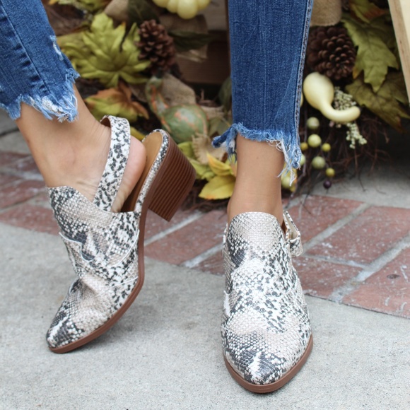 🆕️//The Victoria// Snake print Mule - Picture 3 of 7